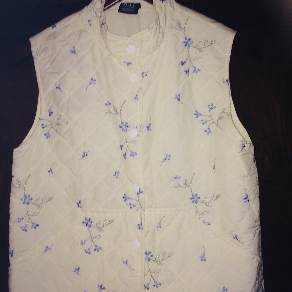Girls size XL GAP 4 season vest.Great layering for extra warmth.